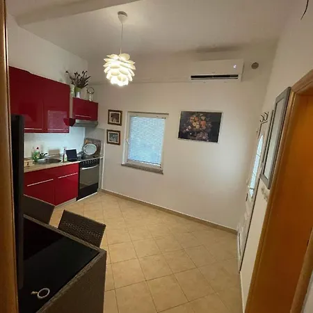 Iris Apartment *
